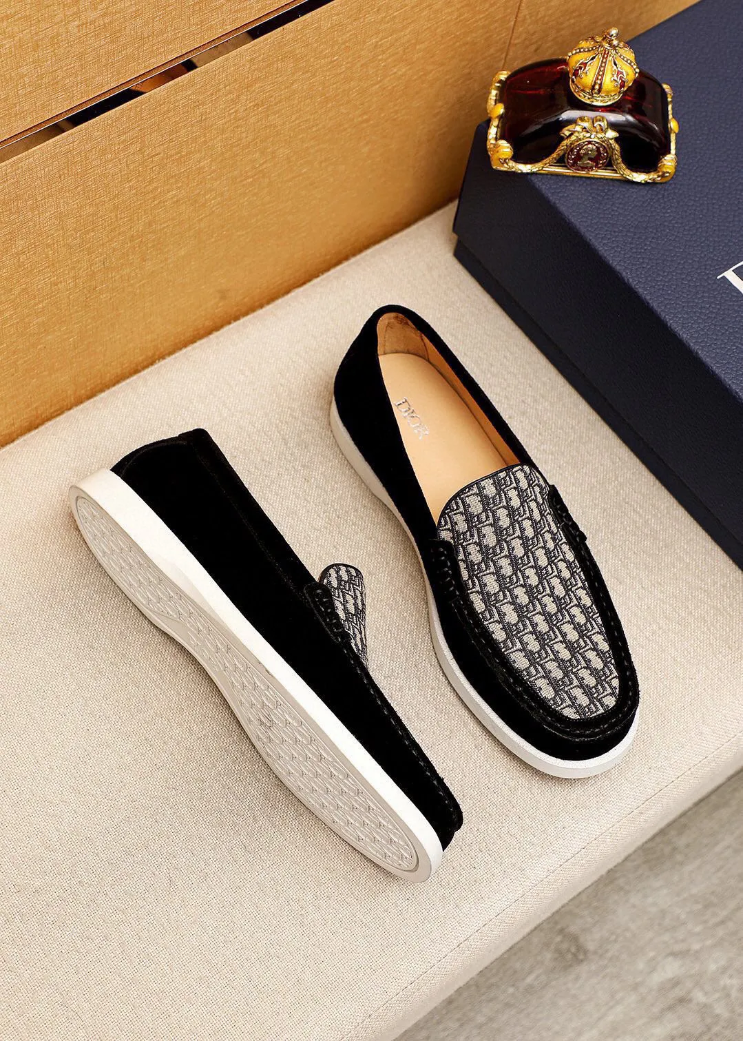 Men's shoes 💰460 💐 Product trademark: Dior "Dior" casual leather shoes Regular size: 38-44 (45.46.47🉑️Customized) Product materials: Selected Italian imported first-layer calfskin upper, imported water-dyed 🐂 cowhide lining. Strong three-dimensional visual effect, rubber outsole Color: 3⃣️colors available
